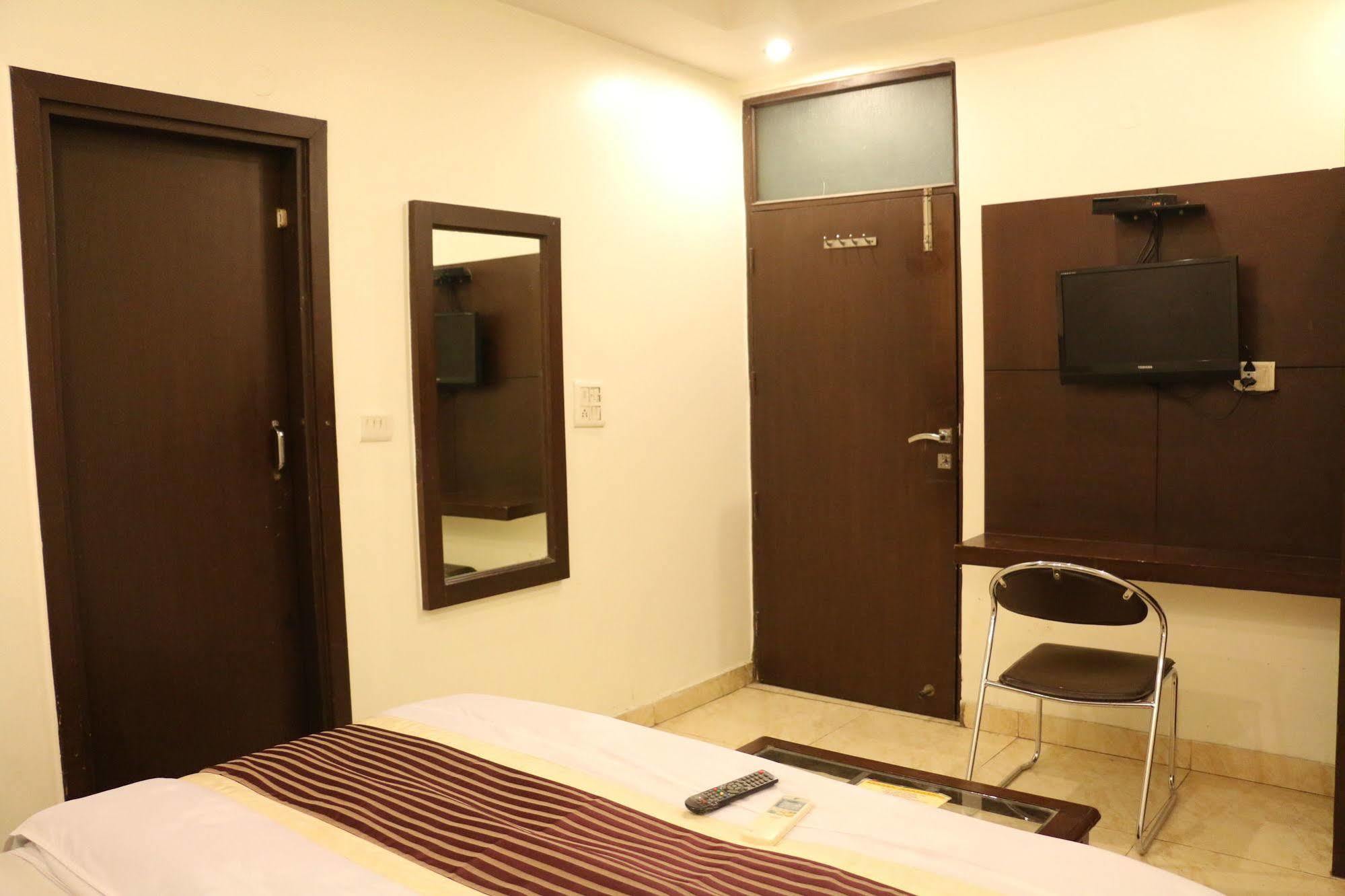 Hotel Seven Seas Inn New Delhi Bagian luar foto